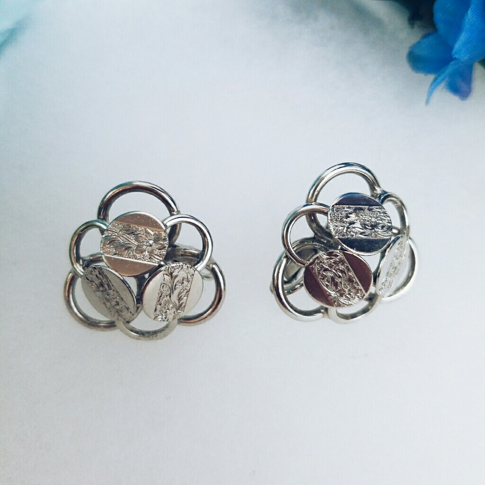 ❤ Vintage clip-on earrings!